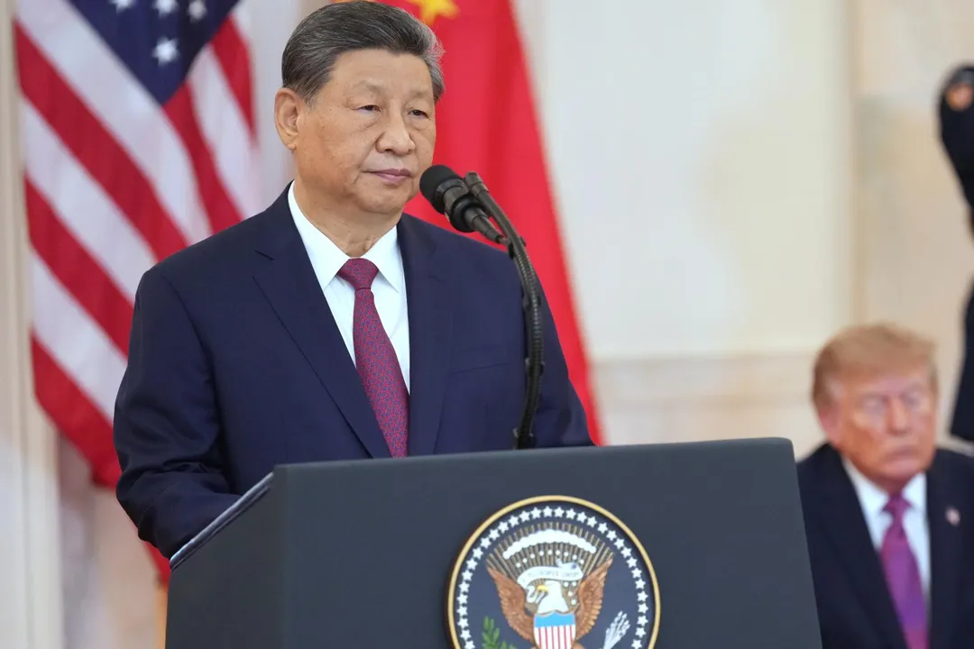 大陸國家主席習近平(中)24日在白宮致詞,美國總統川普(右)坐在後方聆聽。(圖/美聯社)