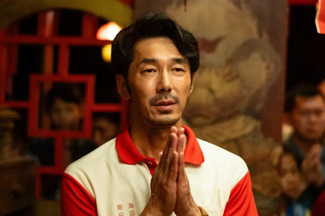 李李仁在片中飾演守護海邊「魚母娘娘」廟宇的頭家。(圖/甲上娛樂 提供)