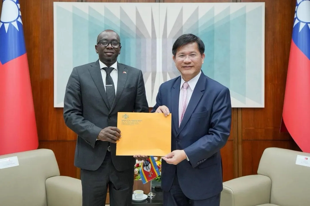史瓦帝尼王國新任駐台大使庫涅內（H.E. Amb. Vulindlela Kunene）向外交部長林佳龍呈遞到任國書副本。（圖／外交部提供）