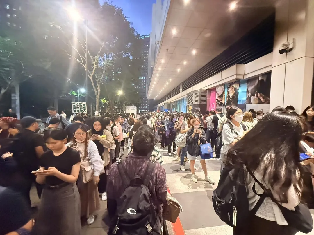 台北市府轉運站昨(24)日晚間湧入大批提前返鄉的候車人潮。(圖/翻攝自臉書「宜蘭知識+ 」公開社團)