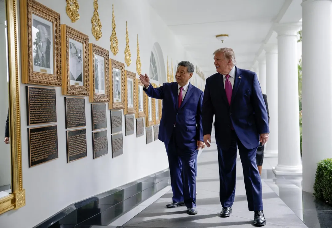 川普（圖右）向習近平（圖左）導覽講述肖像牆。（圖／路透）