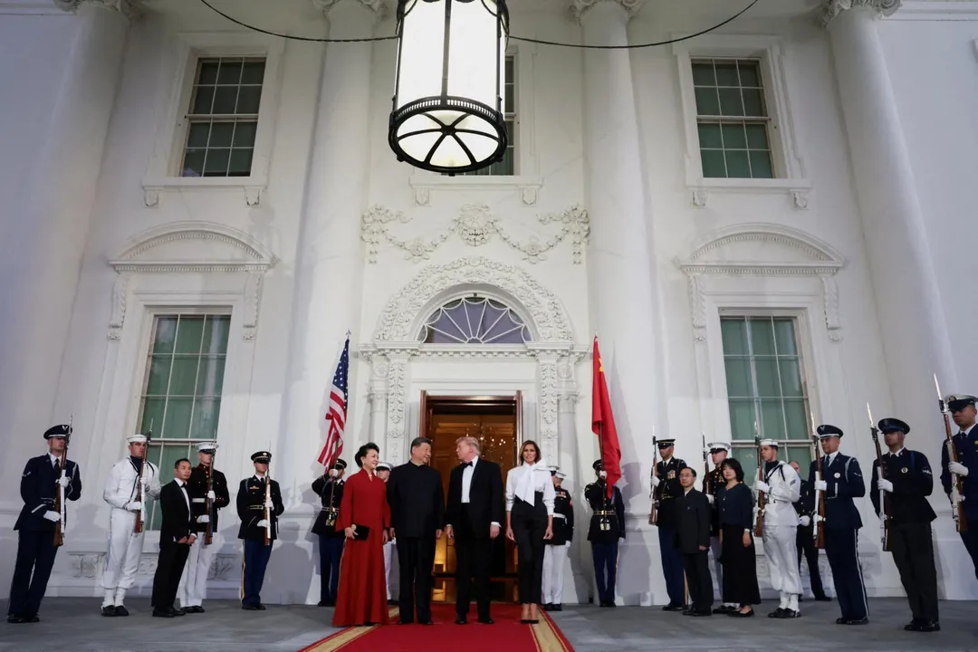 大陸國家主席習近平、第一夫人彭麗媛，與美國總統川普與第一夫人梅蘭妮亞，24日在華府白宮舉行國宴前，於北門廊合影。（圖／路透）