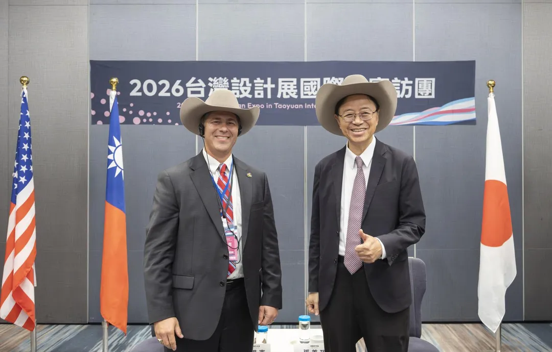 美國德州嘉倫市市長赫德里克致贈特色紀念牛仔帽給桃園市長張善政。(圖/桃園市政府提供)