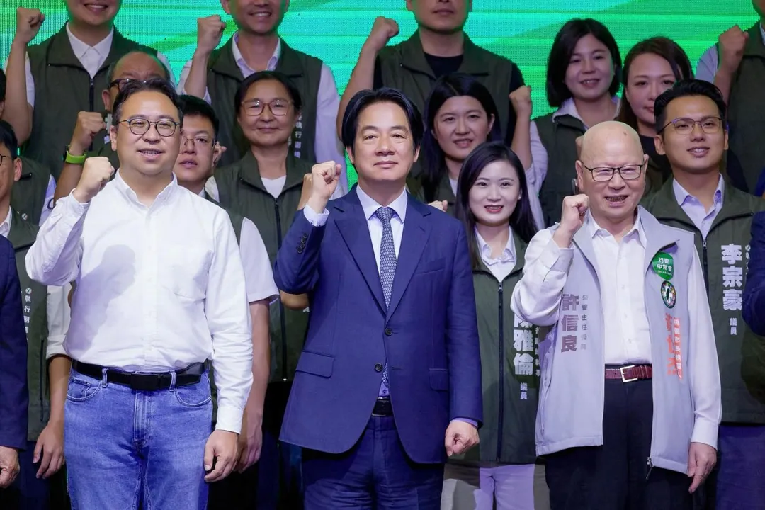 民進黨行動中常會23日移師桃園,賴清德出席拉抬黃世杰的選情。(圖取自黃世杰臉書)