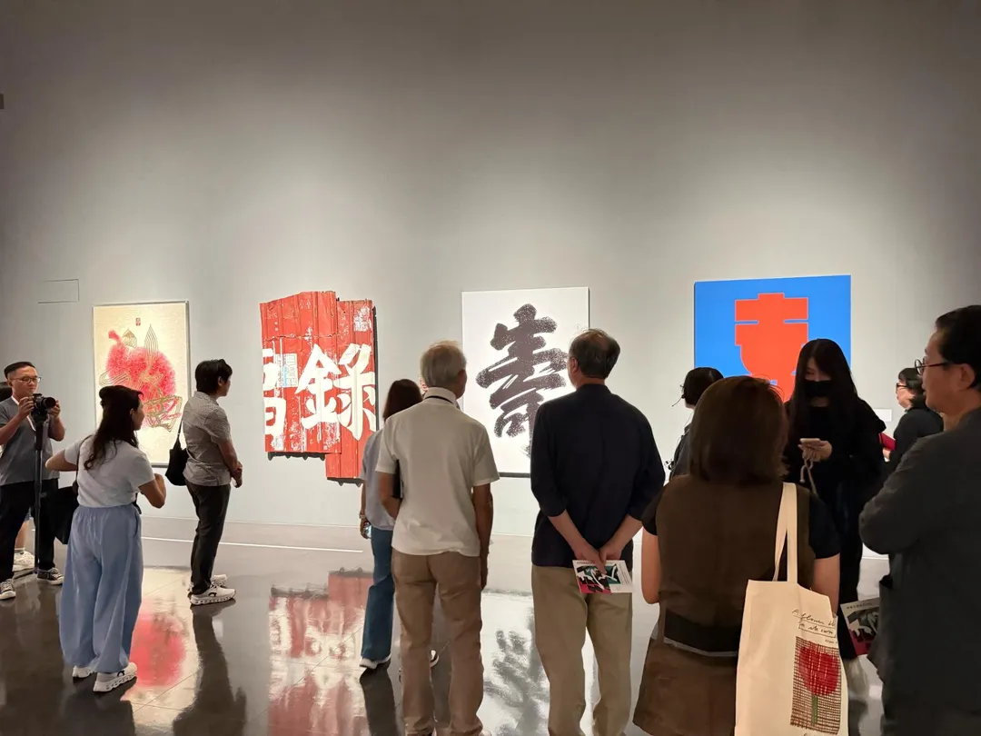 進行「書寫的變奏與對話：書法・設計的當代語境」特展導覽。（圖／桃園市政府提供）