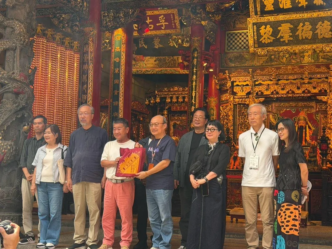 由桃園大廟景福宮主委簡征潭致贈禮品。（圖／桃園市政府提供）