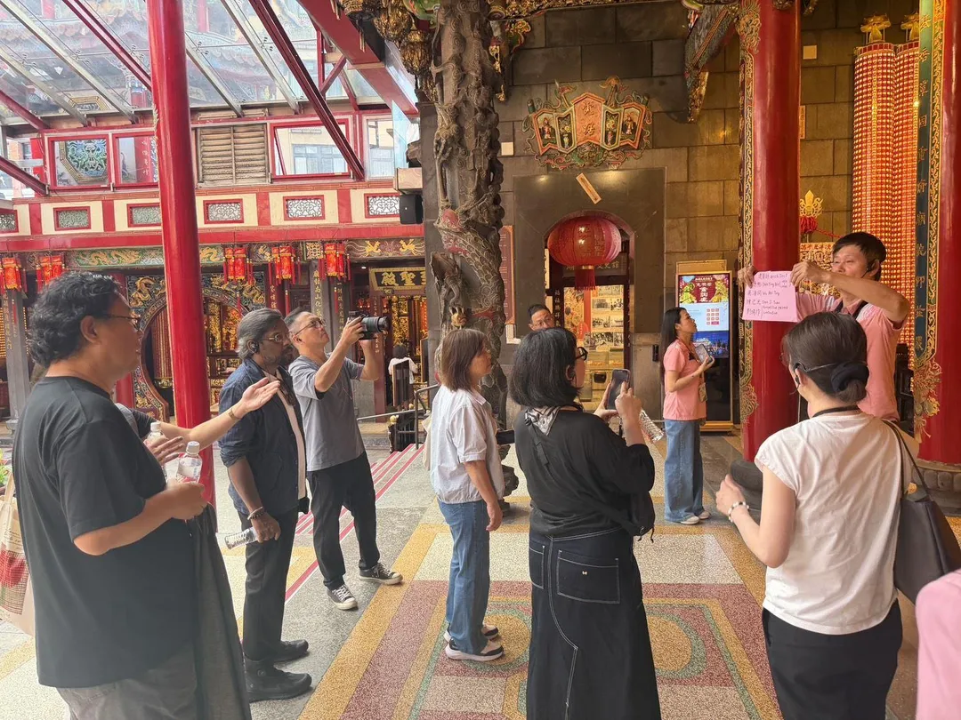 由桃園大廟景福宮廟方人員進行導覽。（圖／桃園市政府提供）