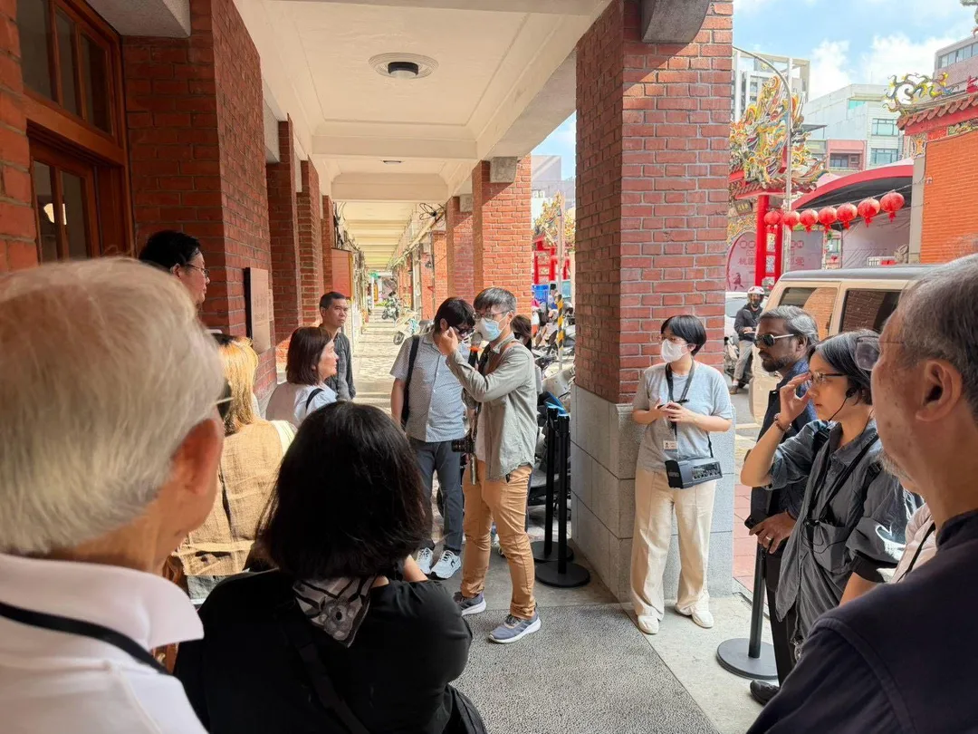 由陽明一街實驗工坊藍博翰進行桃園舊城區街區導覽。（圖／桃園市政府提供）