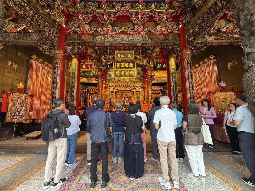 匯視未來・桃園國際設計論壇」論壇講者及「#桃園POV」展區參展設計師參訪桃園大廟景福宮。（圖／桃園市政府提供）