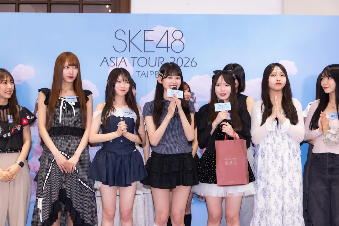 台灣女團TPE48成員林于馨(中)特地現身,獻上應景月餅。(圖 / COME ON JKSSP提供)