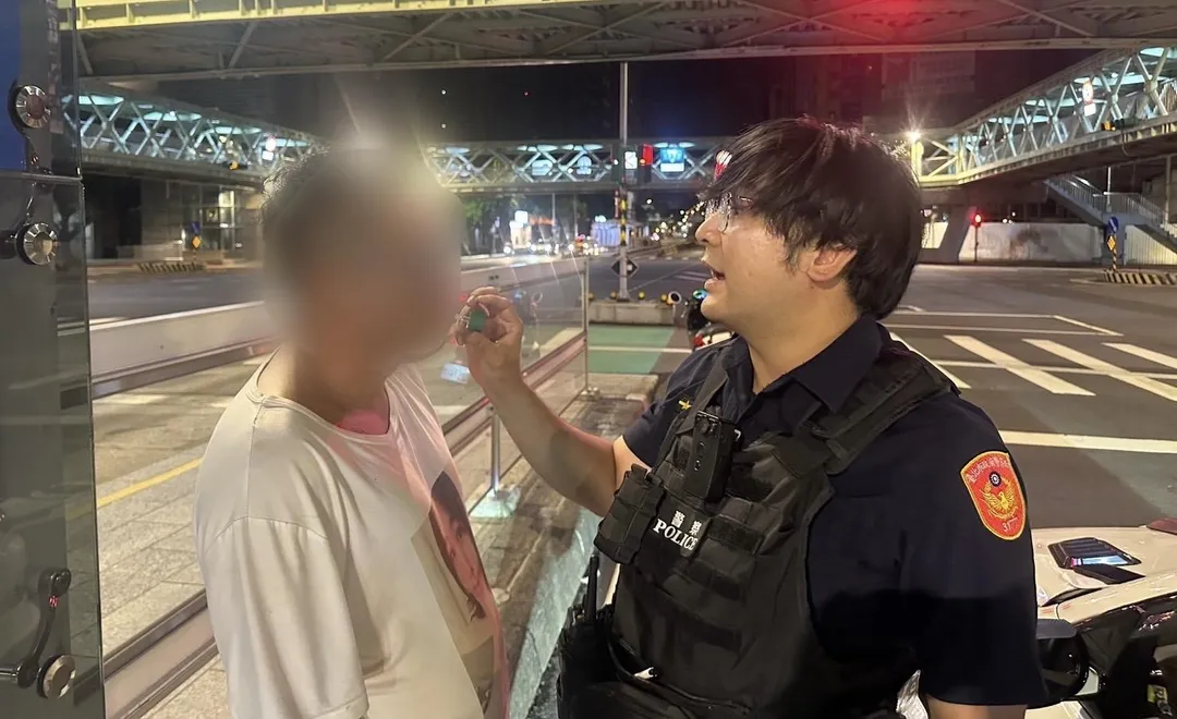 男子半夜在北市中山區毒駕遭警方查獲。（圖／翻攝畫面）