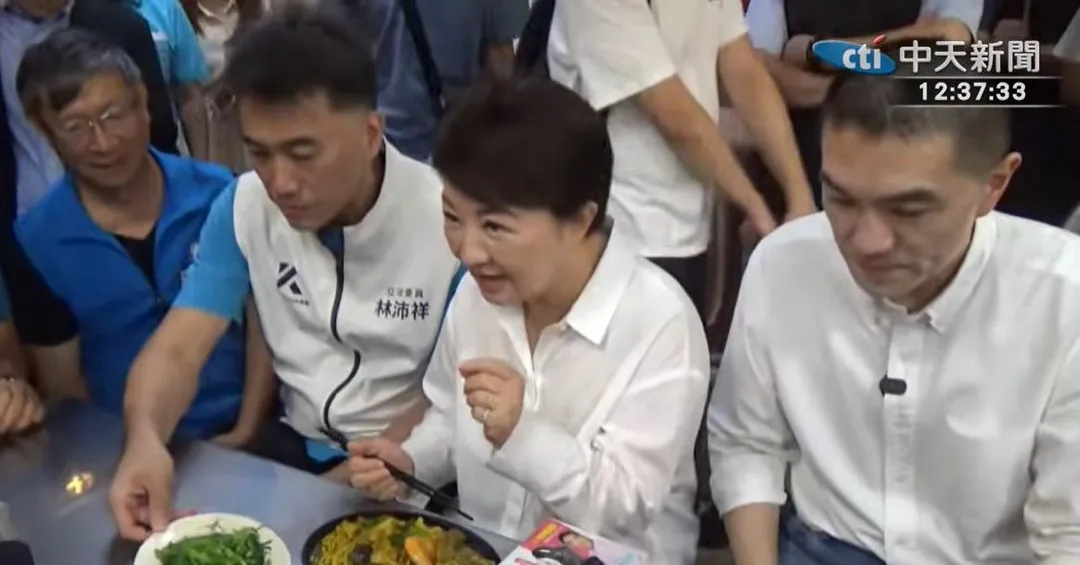 謝國樑與台中市長盧秀燕及立委林沛祥在基隆仁愛市場吃美食。（圖／中天新聞）