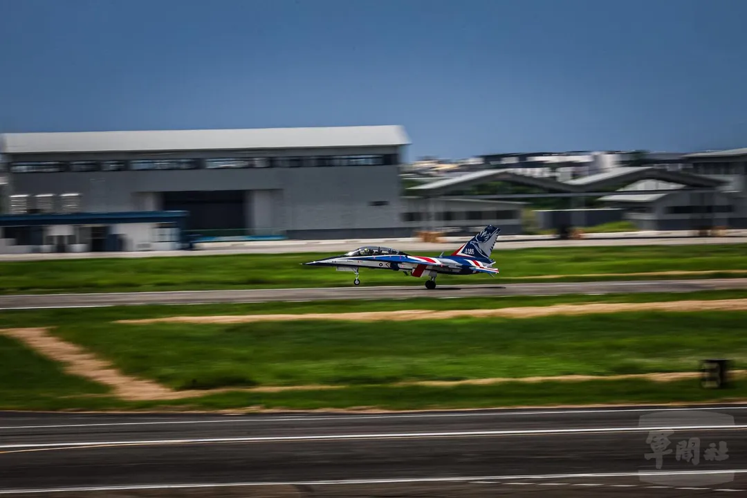 倒數第二架勇鷹號高教機降落岡山空軍基地。(圖/軍聞社)