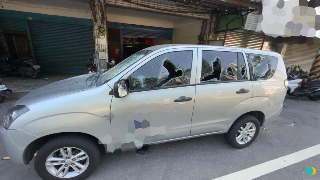 清潔公司車輛遭2男持球棒砸爛。（圖／翻攝畫面）