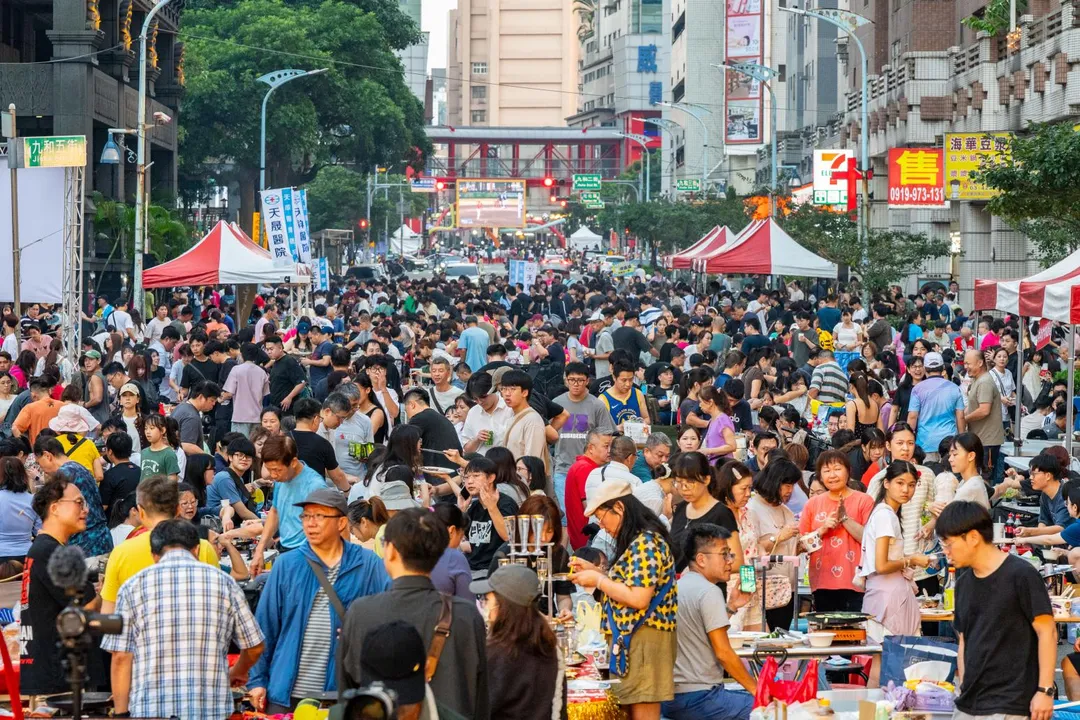 桃園市長張善政於 25 日晚間親臨現場與民眾同樂。(圖/桃園市政府提供)