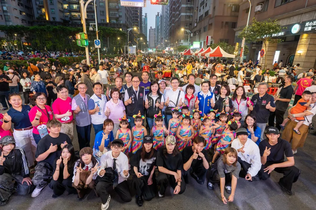 桃園市長張善政於 25 日晚間親臨現場與民眾同樂。(圖/桃園市政府提供)
