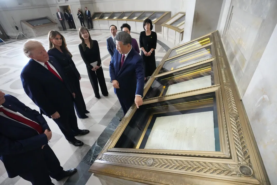 美國總統川普（Donald Trump）、第一夫人梅蘭妮亞、中國國家主席習近平及其夫人彭麗媛，在美國國家檔案館館長布拉德福德·威爾森（Bradford Wilson）陪同下，於華盛頓特區的國家檔案館參觀《美國憲法》、《權利法案》等歷史文獻。（圖／美聯社）