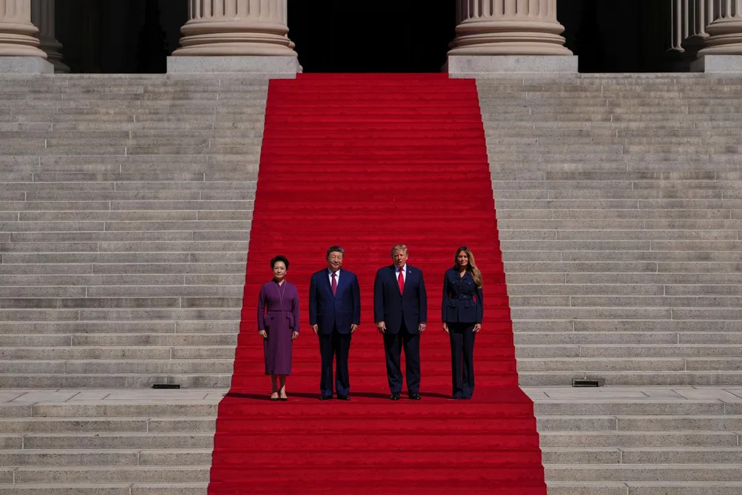美國總統唐納·川普(右中)、第一夫人梅蘭妮亞·川普(右)、中國大陸國家主席習近平(左中)與夫人彭麗媛抵達華盛頓國家檔案館博物館。(圖/美聯社)