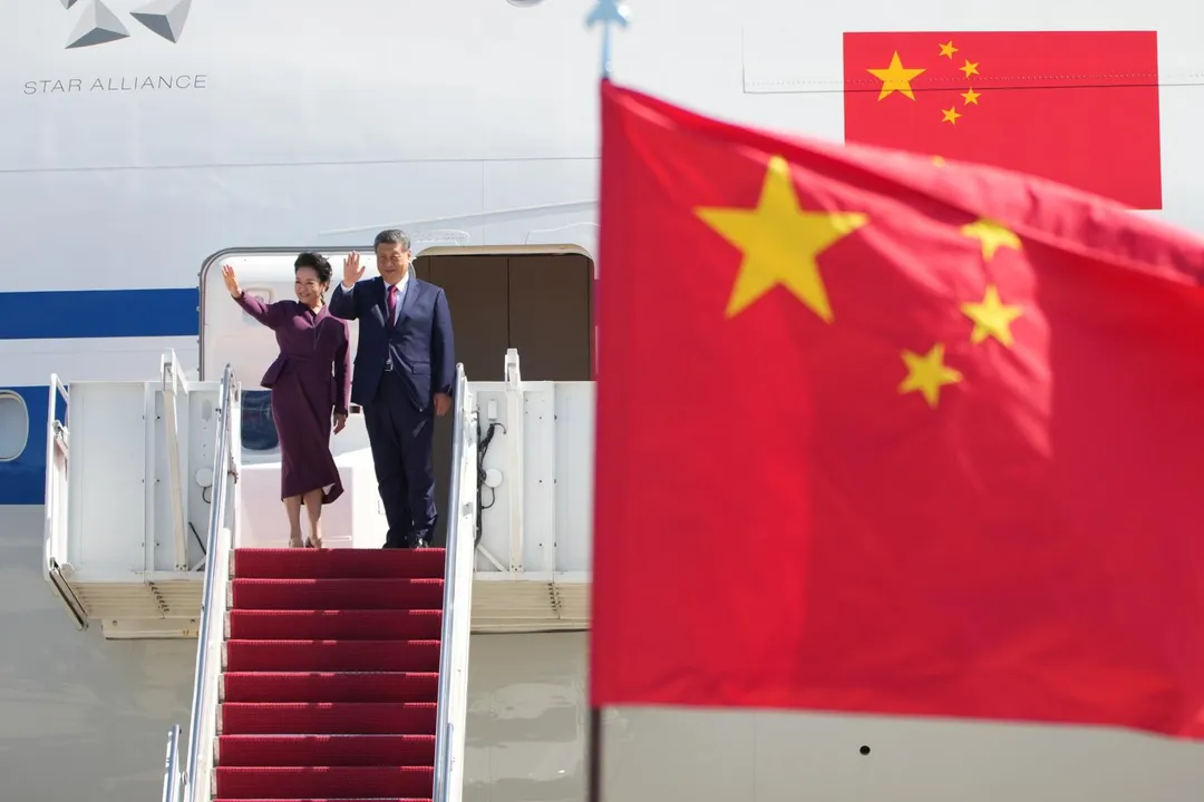中國大陸國家主席習近平與夫人彭麗媛在馬里蘭州安德魯斯聯合基地登機時揮手致意。（圖/美聯社照片）