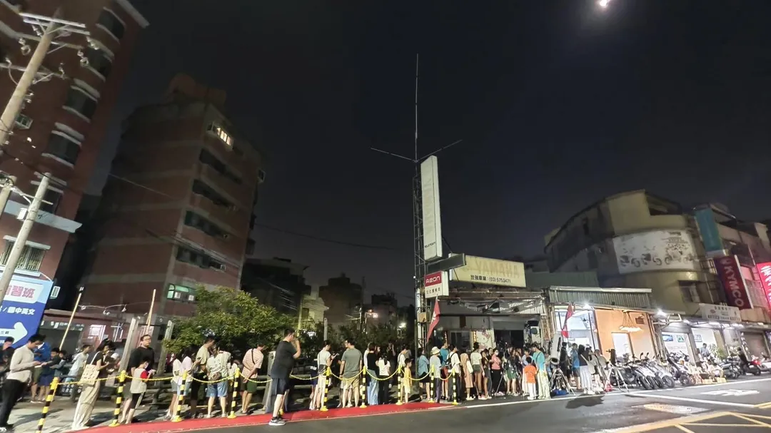 新竹有熱心民眾擺高倍望遠鏡，提供大家免費賞月。（圖／翻攝自新竹市建華里阿伯天文台臉書）