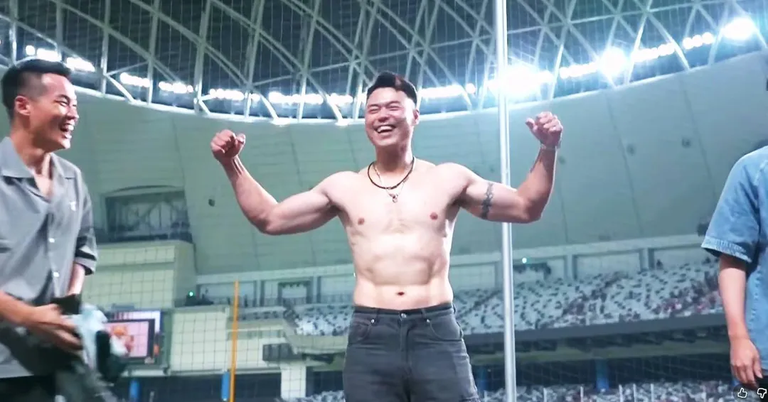 藍寅倫脫上衣秀出精壯身材。（圖／翻攝自台鋼雄鷹YT）