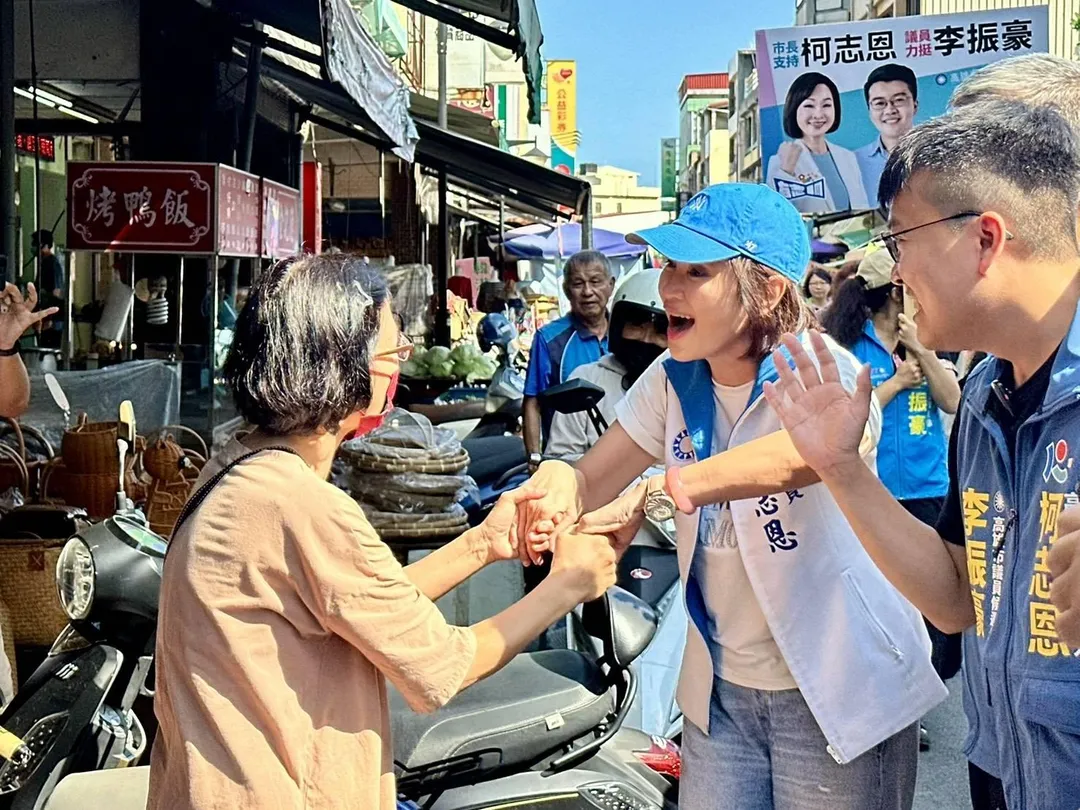 國民黨高雄市長參選人柯志恩26日趁著連假勤跑基層拜票。（圖／柯志恩競辦提供）
