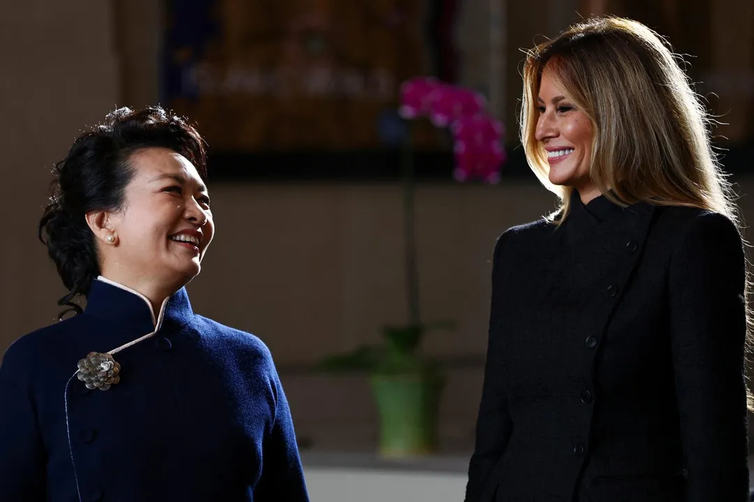 中美第一夫人相見歡，彭麗媛與梅蘭妮亞開心交談「免翻譯」。（圖／路透社）