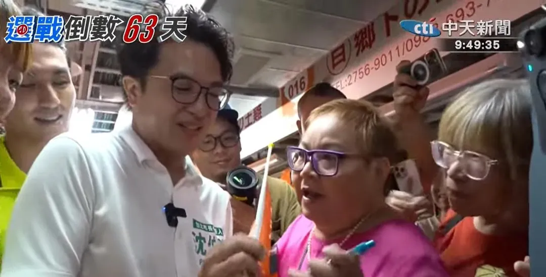 沈伯洋受到支持者歡迎。(圖/中天新聞)