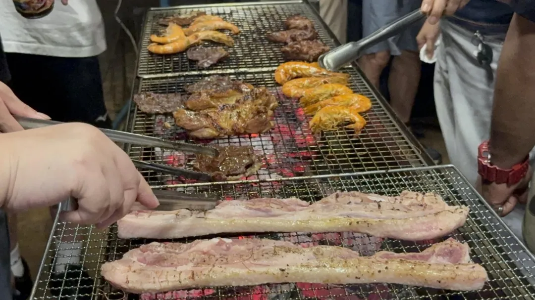 台中25歲女子疑因烤肉用夾子生熟食未分用,吃下未烤熟豬五花,上吐下瀉還高燒掛急診。(圖/臺中醫院)