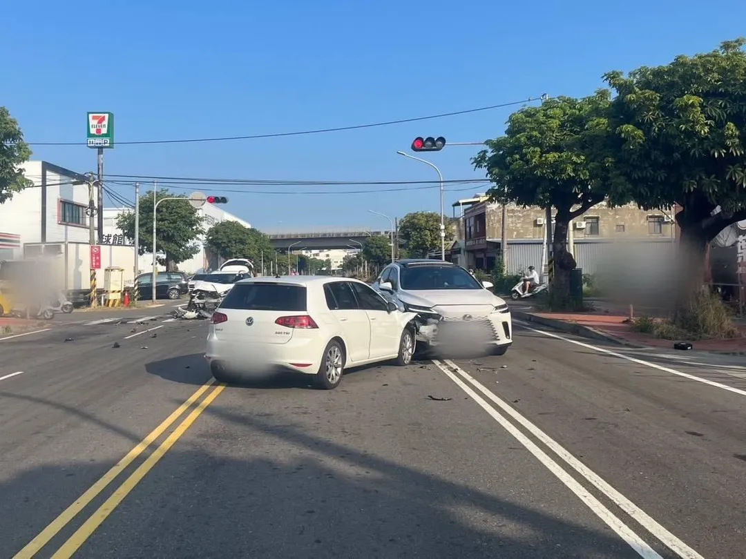 苗栗縣竹南鎮和興路與正覺路口25日上午發生交通事故。（圖／警方提供）