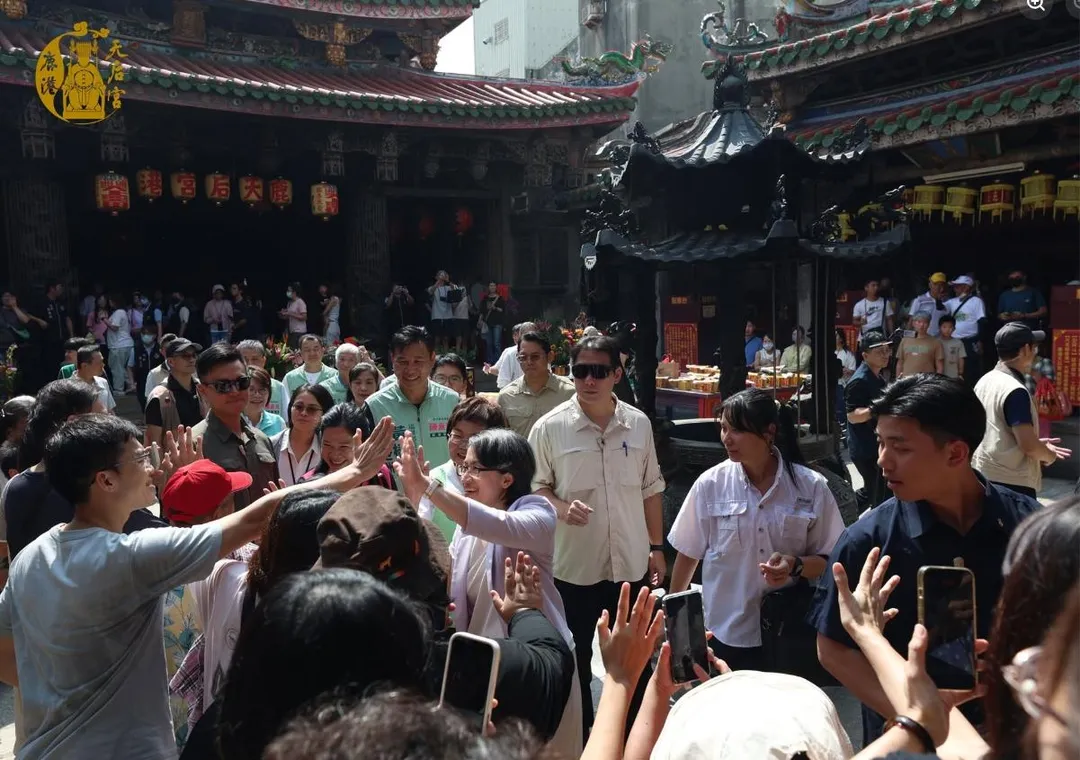 蕭美琴受到支持者歡迎。（圖取自鹿港天后宮臉書）