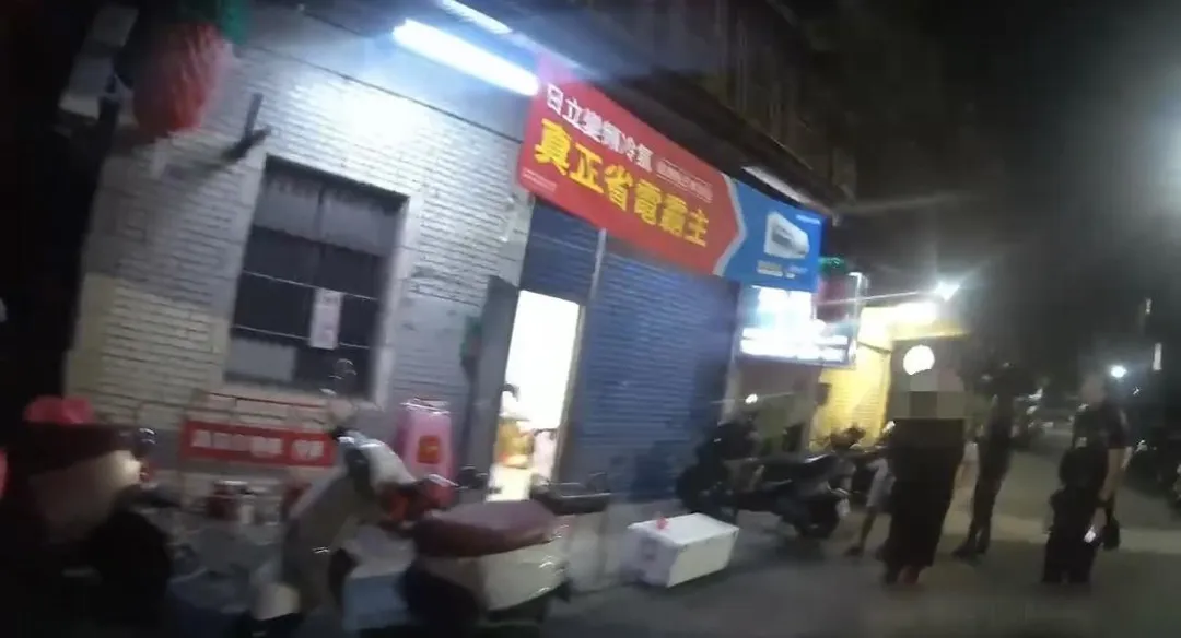 凌晨蘆洲路邊烤肉變砍人現場。(圖/翻攝畫面)