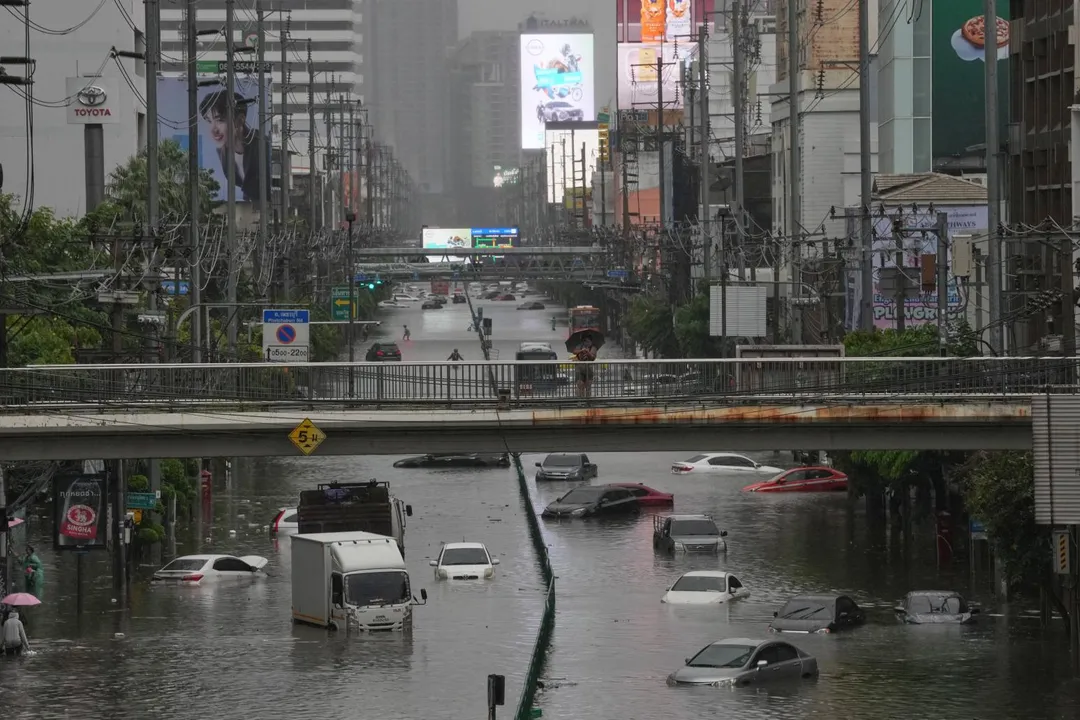 泰國曼谷因暴雨街道淹水。(圖/美聯社)