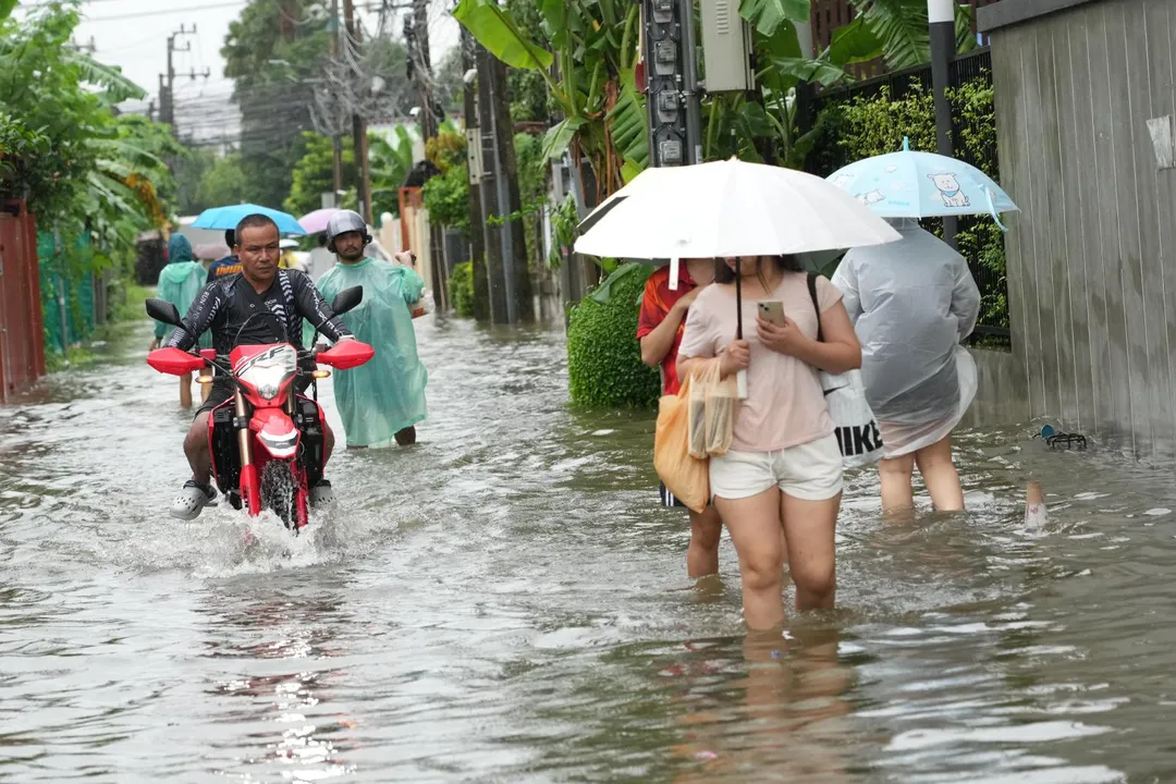 泰國曼谷民眾涉水而行。(圖/美聯社)