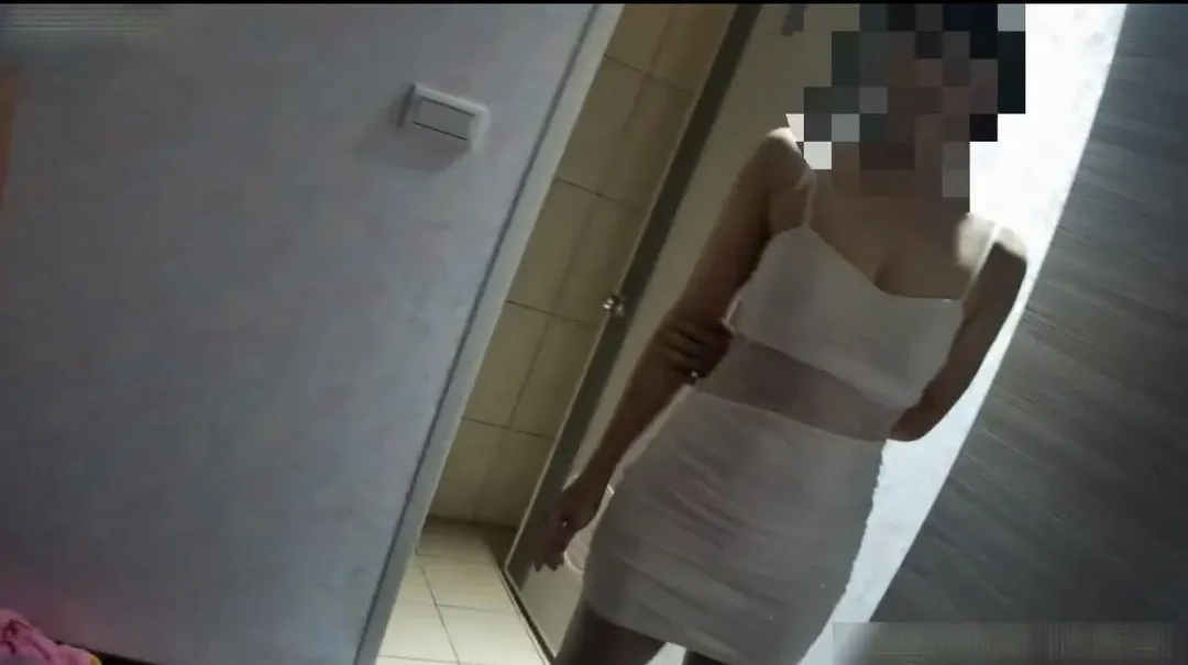 按摩女穿著清涼服務男客。（圖／翻攝畫面）