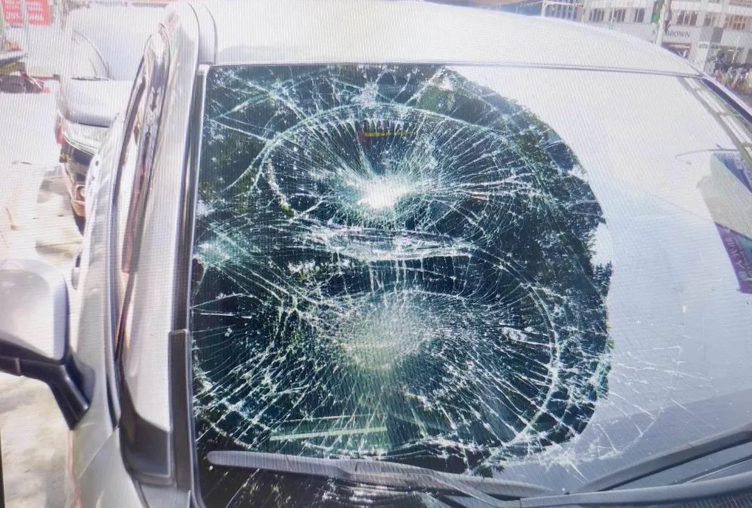 肇事休旅車擋風玻璃碎裂。（圖／翻攝畫面）