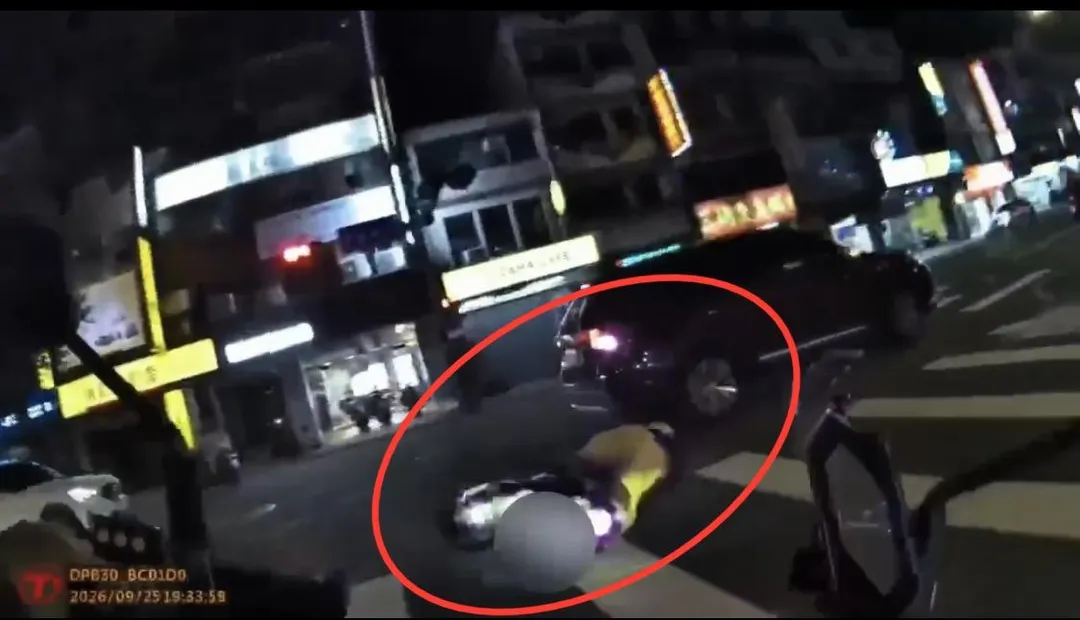 通緝毒駕男拒檢逃逸自摔落網。(圖/翻攝畫面)