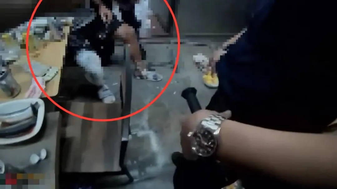 家暴男拒絕盤查還嗆警。(圖/翻攝畫面)