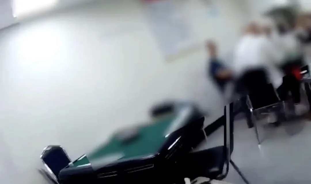 警方破獲棋牌社掩護的大型賭場。(圖/翻攝畫面)