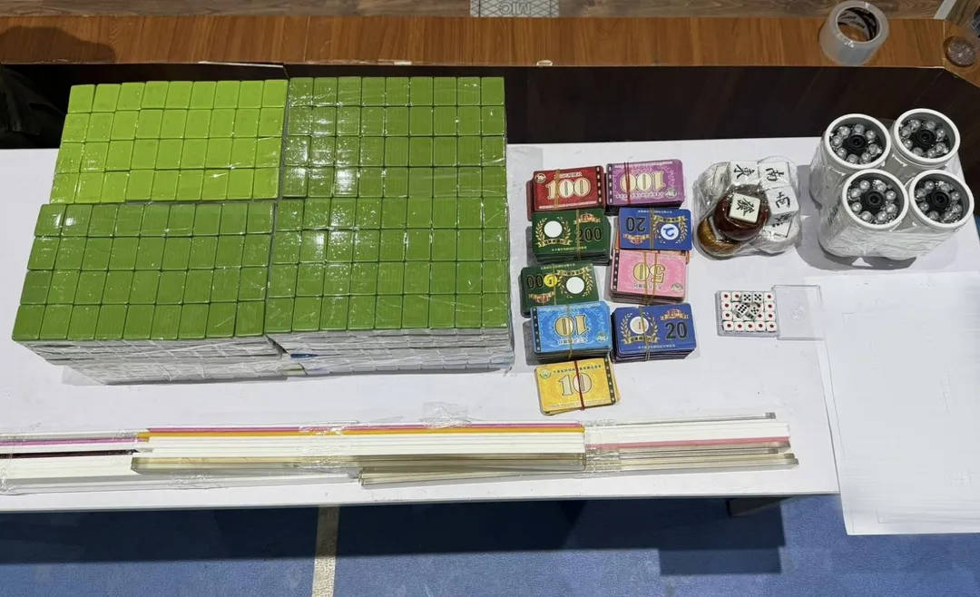 警方查扣賭具賭資等證物。(圖/翻攝畫面)