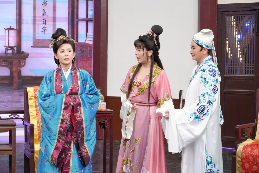 鄭仲茵（左）演短劇時講出奇怪的台語口音，陳亞蘭（右）當場化身台語老師教她正確讀音。（圖／華視提供）