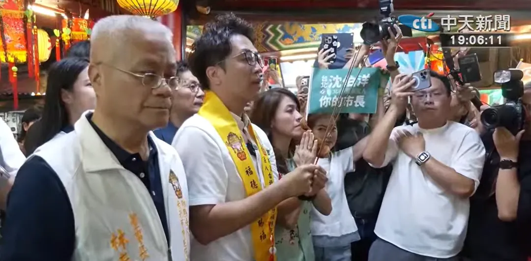 沈伯洋出席中庄仔福德宮福德正神聖誕千秋晚宴，現場大批支持者簇擁。（圖／中天新聞）