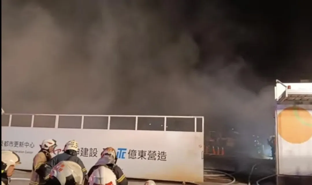 北市大安區樂業街工地晚間發生火警。（圖／翻攝畫面）