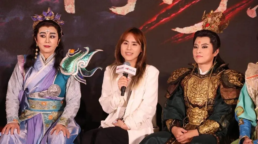 孫翠鳳二女兒陳昭賢(中)回應不參與「鍘美藝術節」原因。(圖/翻攝明華園總團-·-陳昭賢臉書)