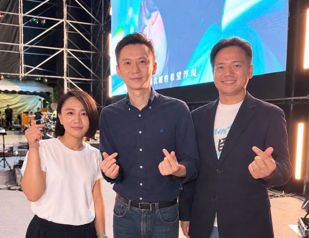 鄭朝方與邱臣遠在台下比愛心合影。（圖／邱臣遠臉書）