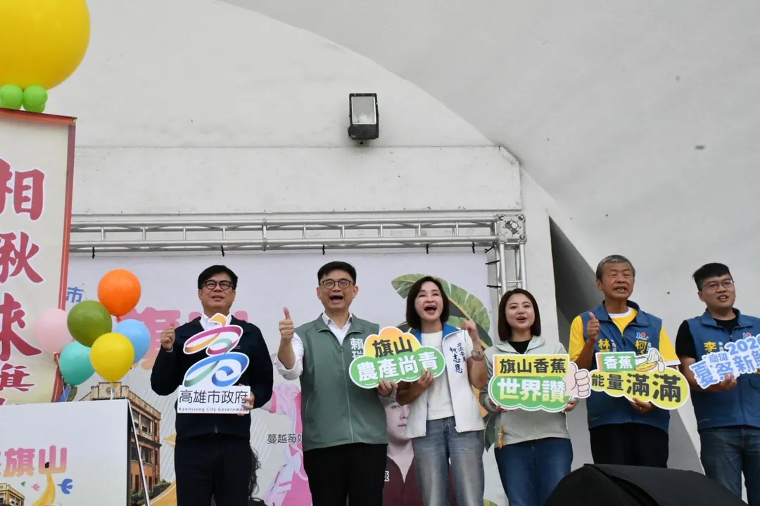 藍綠高雄市長參選人柯志恩、賴瑞隆26日在旗山農會的香蕉推廣活動同台。（圖／柯志恩競辦提供）