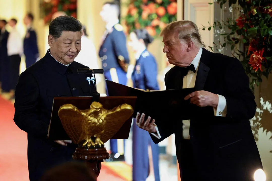大陸國家主席習近平（左）24日在白宮晚宴致詞，美國總統川普（右）在一旁。（圖／路透社）