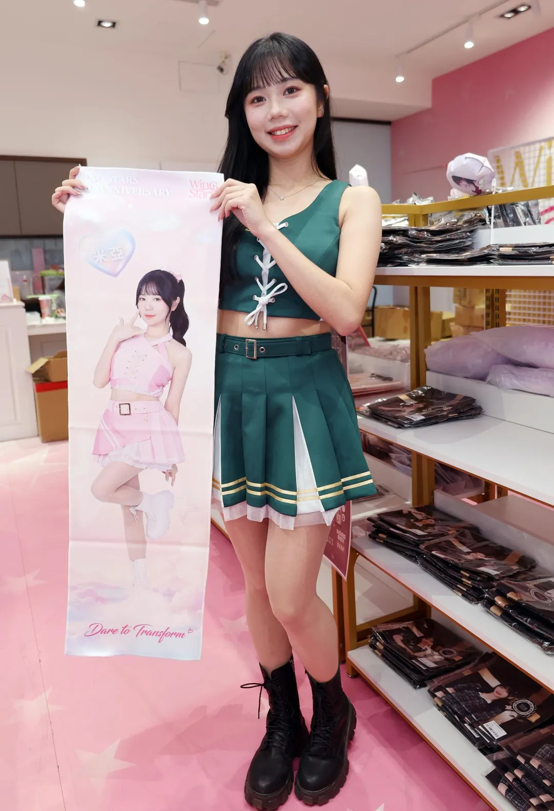 米亞開心展示個人專屬商品。（圖／譚兆青攝）