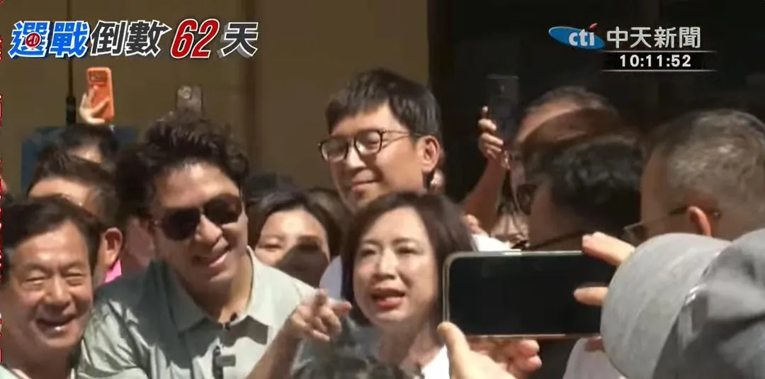 支持者熱情合影。（圖/中天新聞）