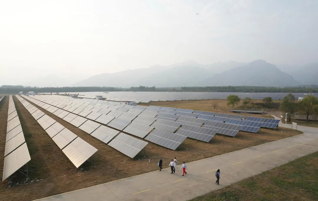 新能源發展公司在北京運營的一座光電站。（圖／美聯社）